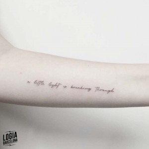 tatuaje_brazo_lettering_logiabarcelona_moly_moonlight